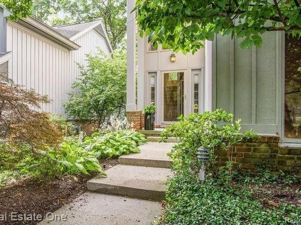 4908 Fairway Ridge Cir, West Bloomfield, MI 48323