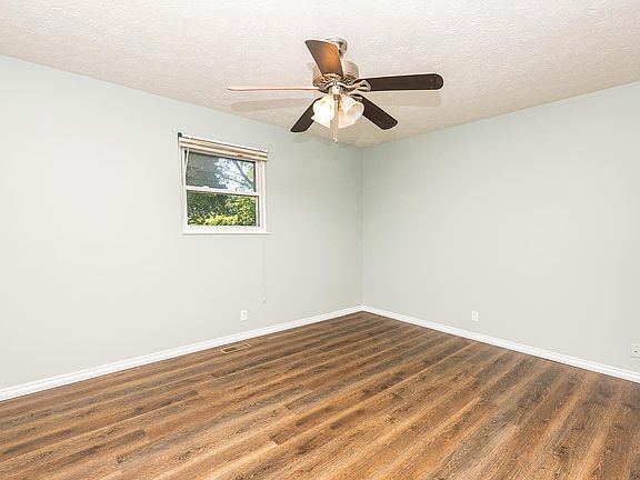 5th image of 160 Troeckler Ln