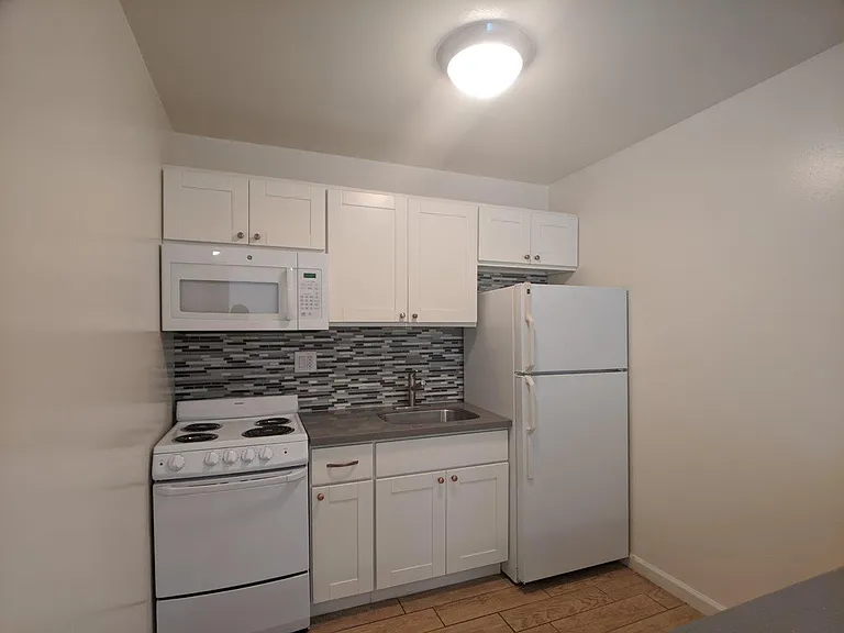 Vanguard Apartments — Photo 30