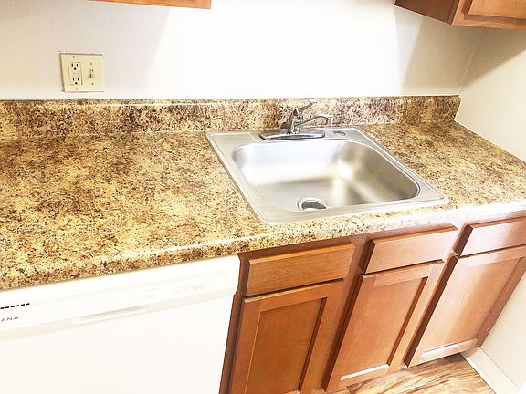 4th image of 440 Ludlow Ave #11