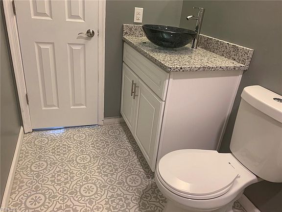 5th image of 215 Cremona Dr