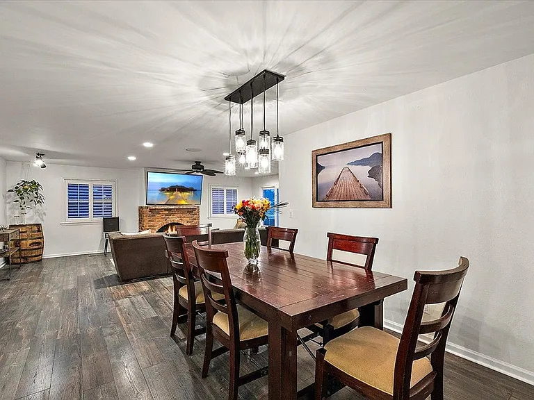 486 Charlevoix St — Photo 12