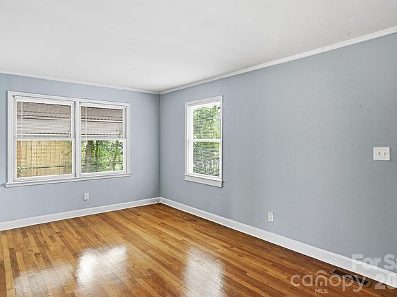 5th image of 119 S Gregg St
