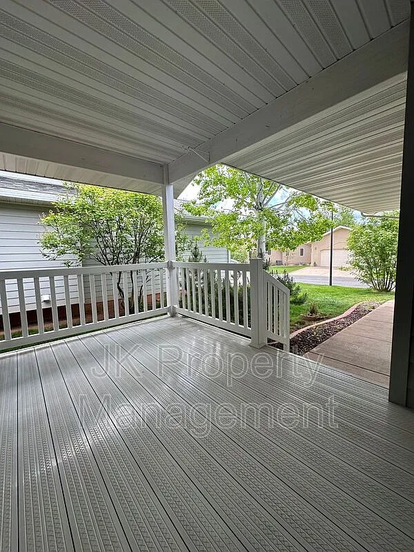 3 bed, 3.0 bath, 2190 sqft, $2,300 — Photo 4