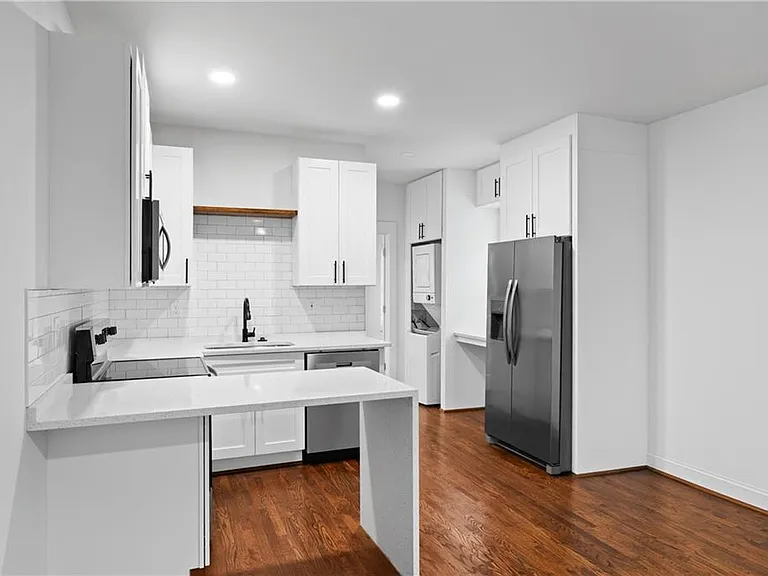 405 4th St NE #8 — Photo 5