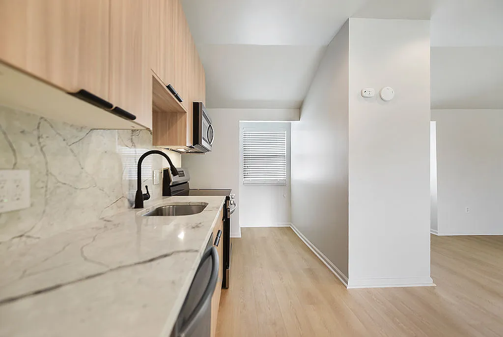 Studio, $895 — Photo 4