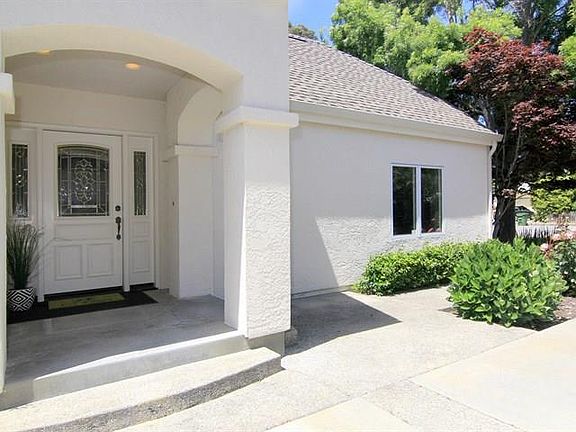 3rd image of 610 Cliff Dr