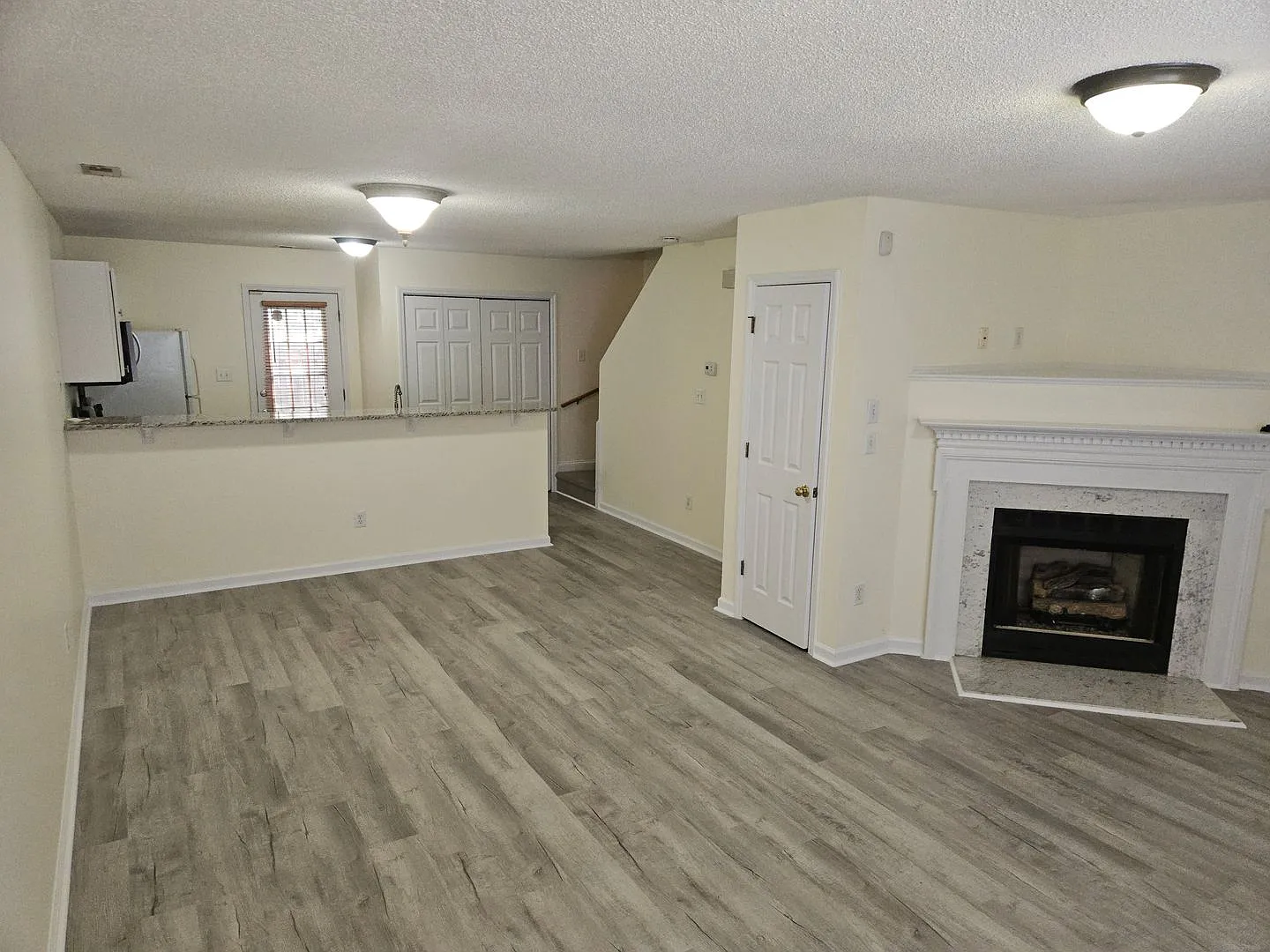 Charming 2br/2.5ba townhome in S Raleigh! Avail Now! — Photo 4