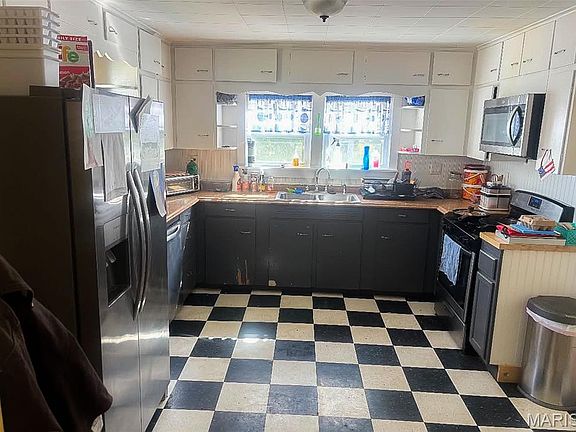 4th image of 211 Blue St