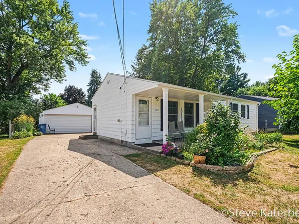 282 Brandywyne Dr NW, Comstock Park, MI 49321