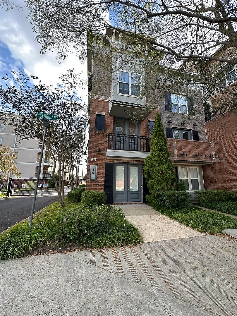 Gated Downtown Memphis Living in a Convenient Location. Pets are welcome with owner's approval. — Photo 2