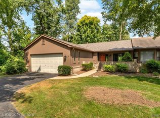 1032 Oak Pointe Dr, Waterford, MI 48327