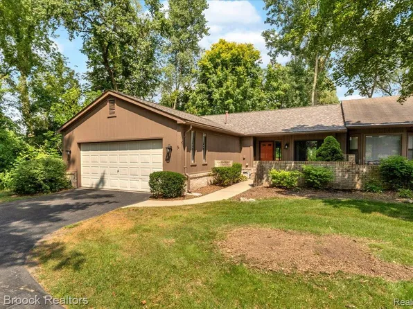 1032 Oak Pointe Dr, Waterford, MI 48327