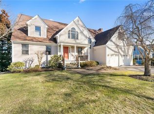 5 Riverside Dr, Barrington, RI 02806