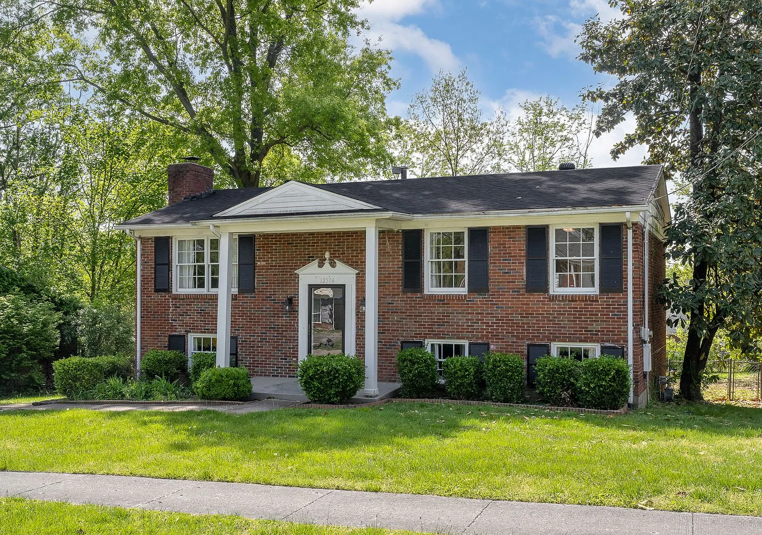 Beautiful Middletown Home 5 Beds 2 Baths — Photo 2