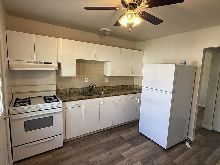 651 Southwell Ln — Photo 2