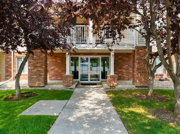 17 S Country Village Bay NE #102, Calgary, AB T3K 5Z3