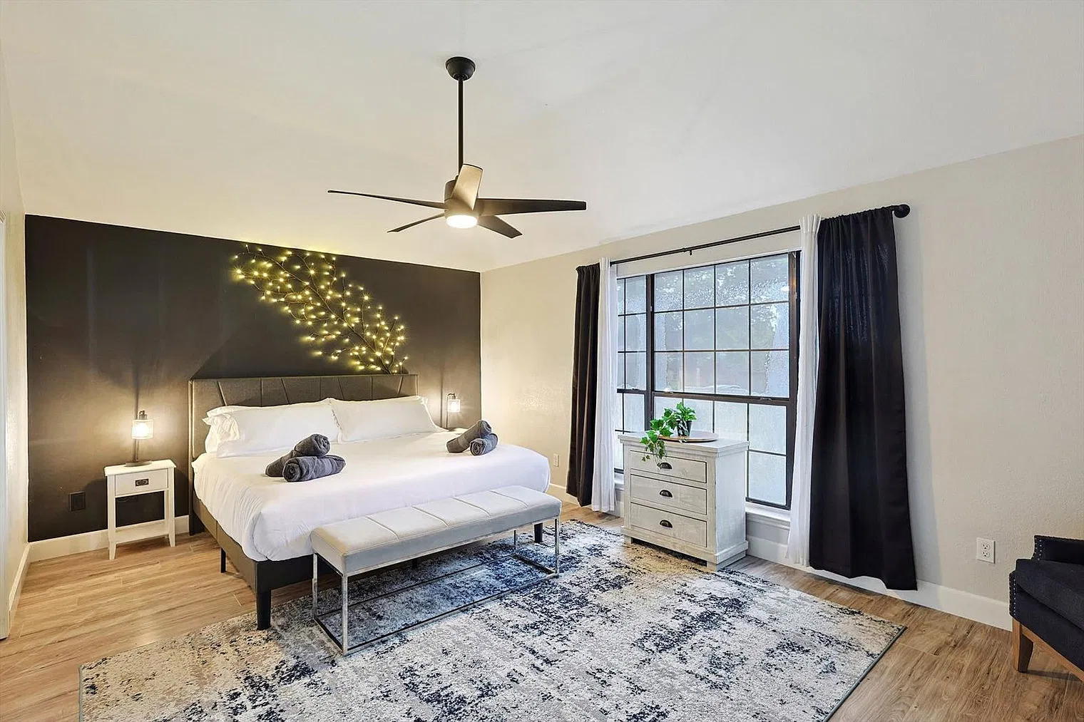 4 bed, 2.0 bath, 2346 sqft, $6,637 — Photo 4
