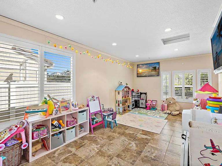 2438 Aquamarina — Photo 21