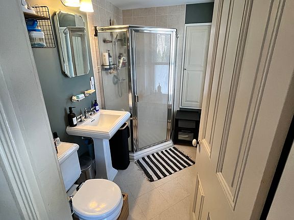 4th image of 915 E Butler Pike Floor 2