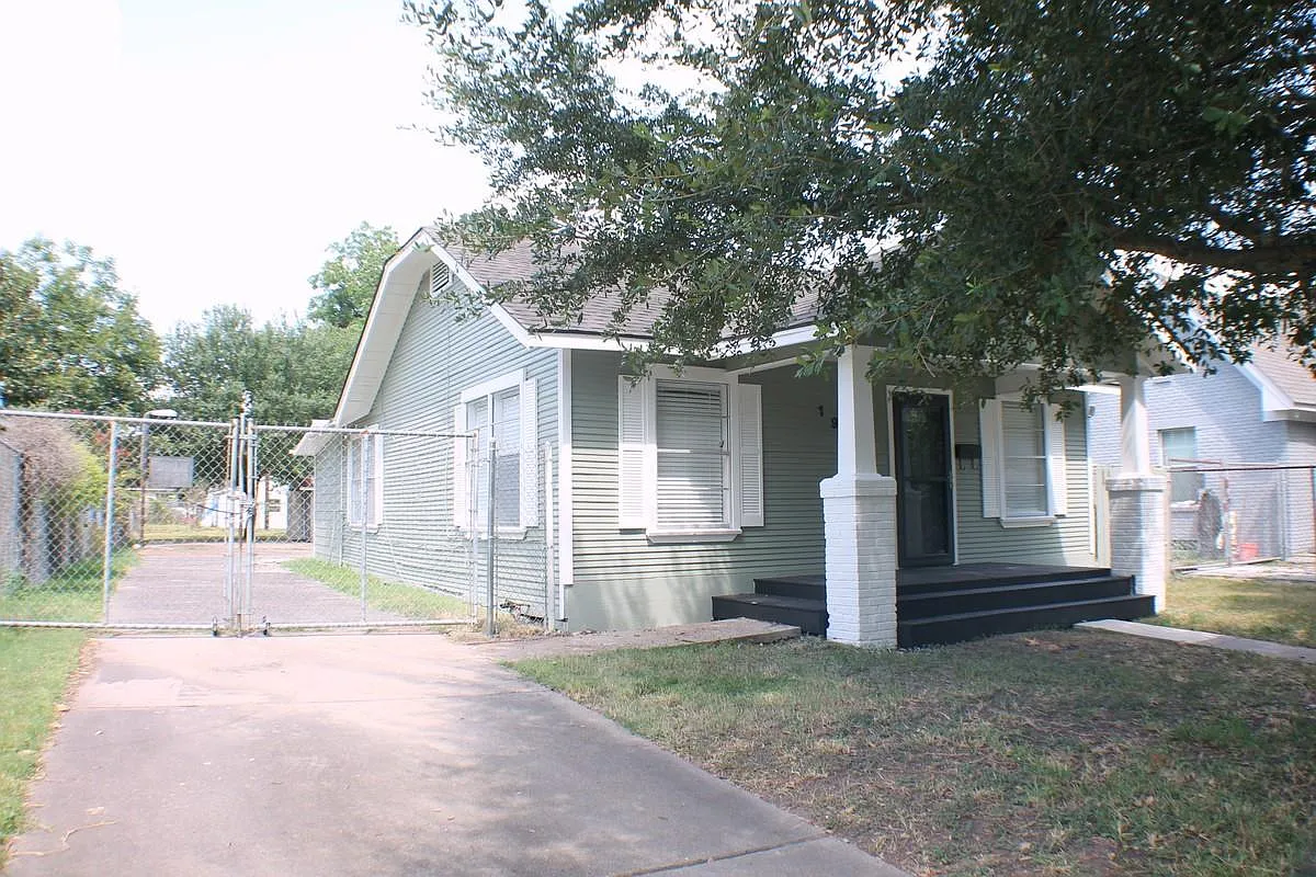 3 bed, 2.0 bath, 1854 sqft, $2,000 — Photo 1