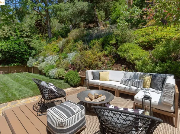 2072 Arrowhead Dr, Oakland, CA 94611