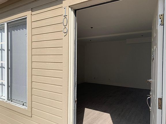 2nd image of 419 W Glenoaks Blvd #109