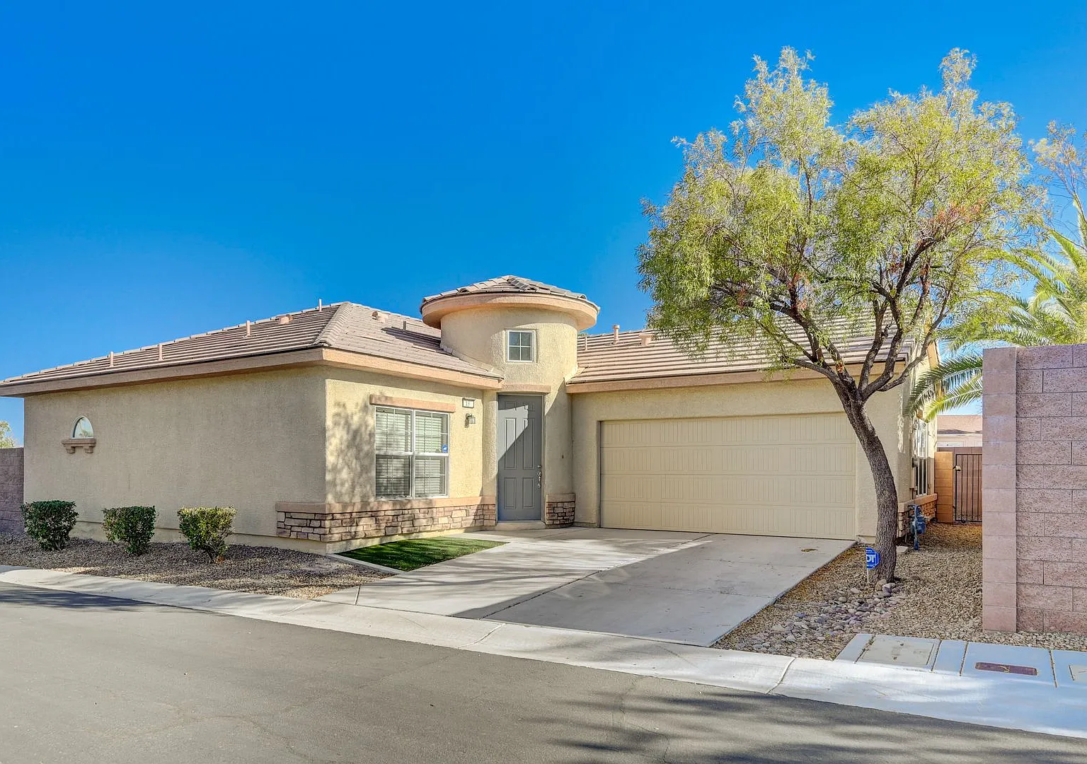 Single Story Home in a Central Gated Community — Photo 2