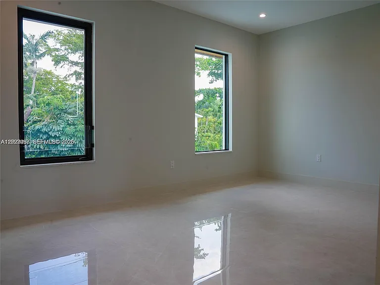 8410 SW 65th Ave — Photo 17