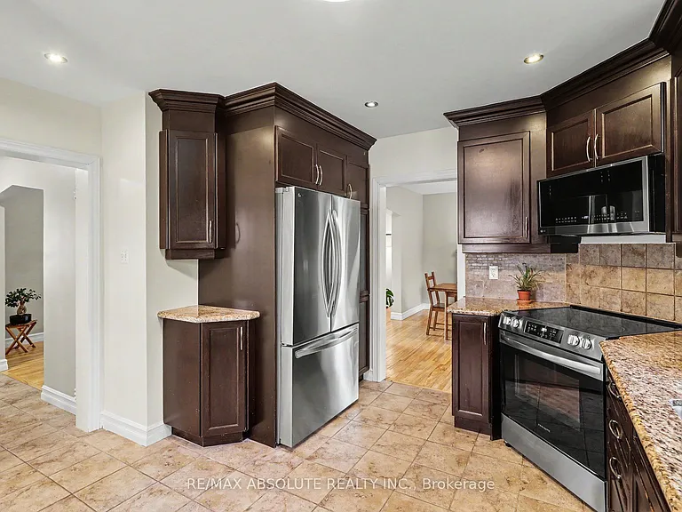 805 Smyth Rd — Photo 15