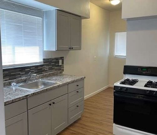 4th image of 931 N Madison St #941