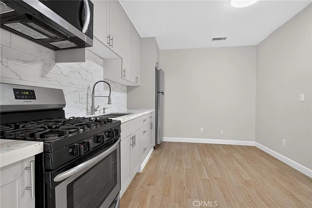 2 bed, 768 sqft, $2,000 — Photo 2