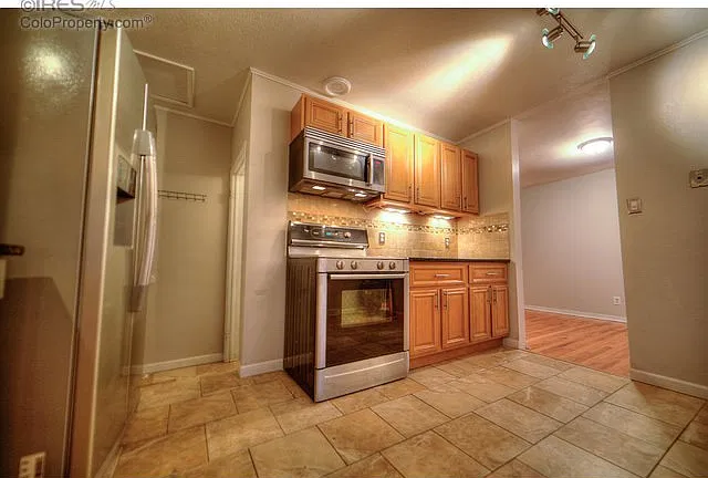 6 bed, 2400 sqft, $3,495 — Photo 3