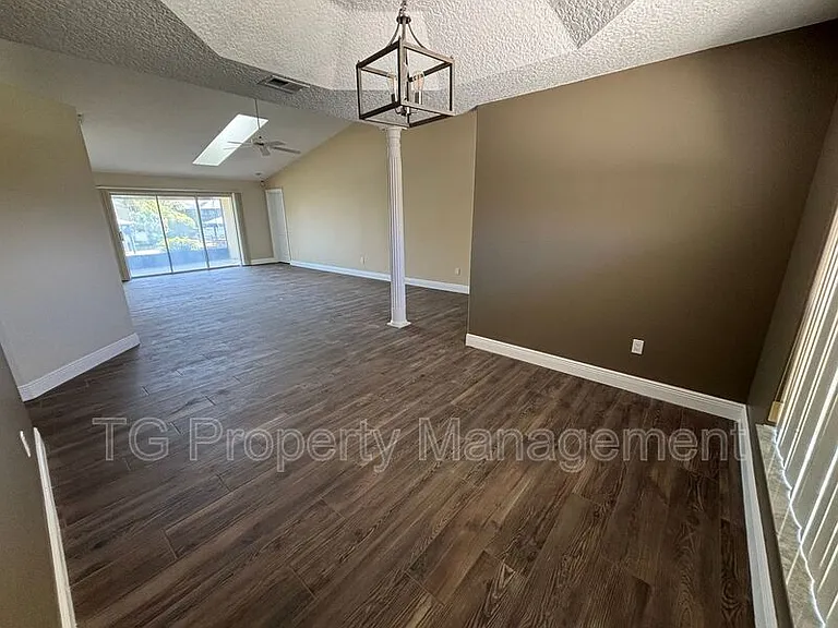 20 Clarendon Ct N — Photo 10