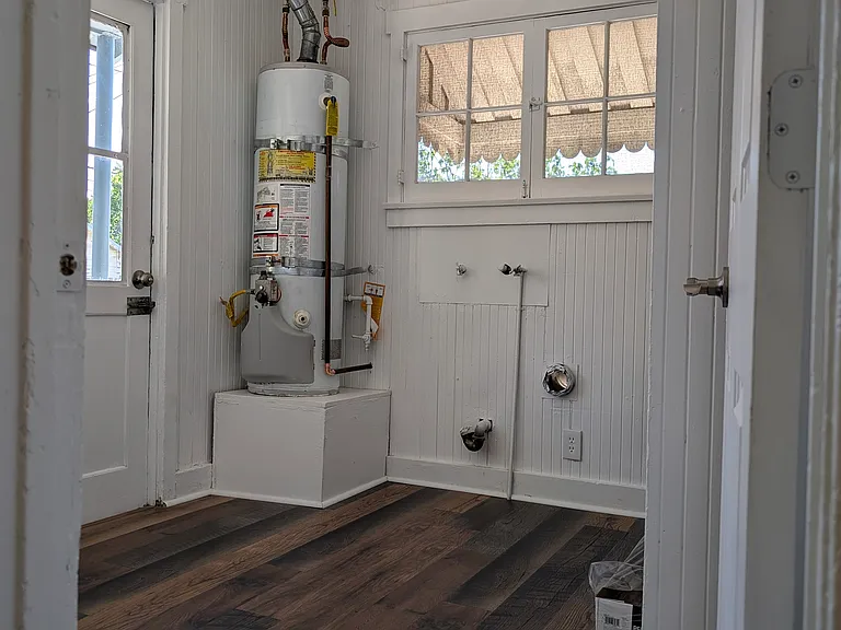 606 Milford St — Photo 15