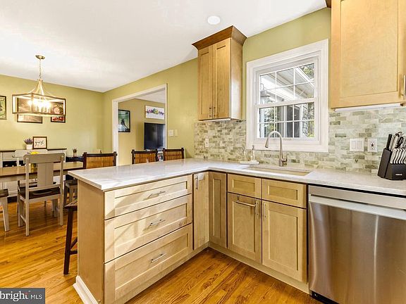 5th image of 656 E Greenman Rd