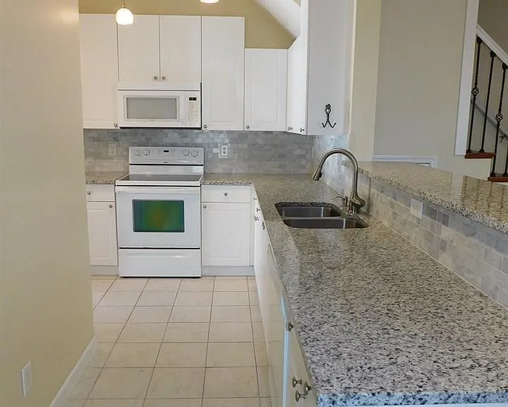 2008 Metacomet Way — Photo 11