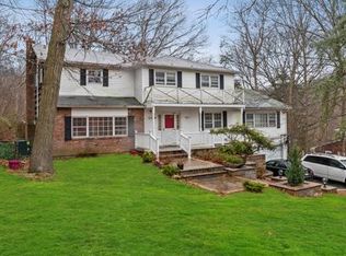 6 Rochelle Ln, Northport, NY 11768