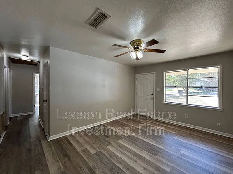 3 bed, 1.0 bath, 1050 sqft, $1,250 — Photo 3