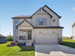 408 Woodview Dr, Raymore, MO 64083