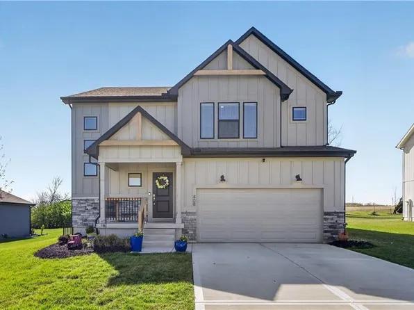 408 Woodview Dr, Raymore, MO 64083
