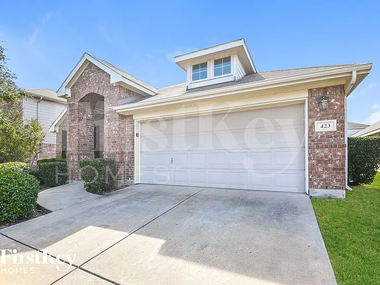 423 Hackberry Dr — Photo 2