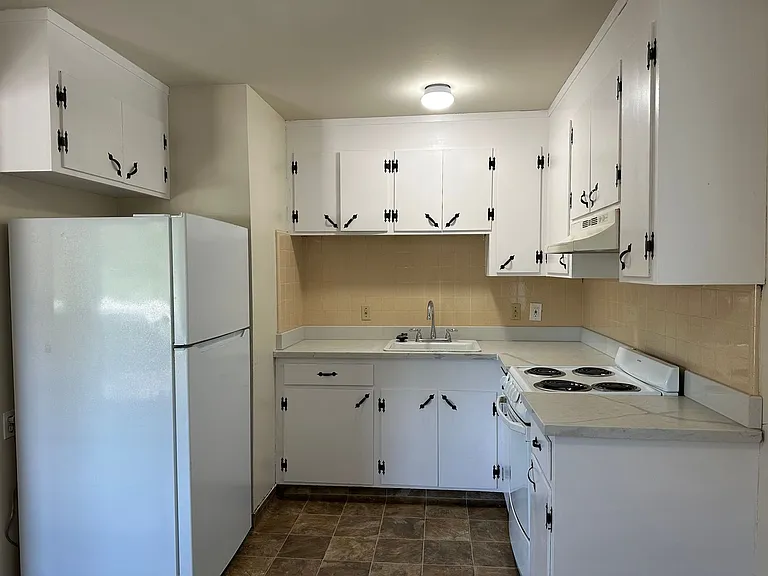 1147 Leigh Ave — Photo 2