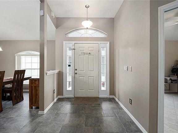 4th image of 714 Marion Oaks Ln