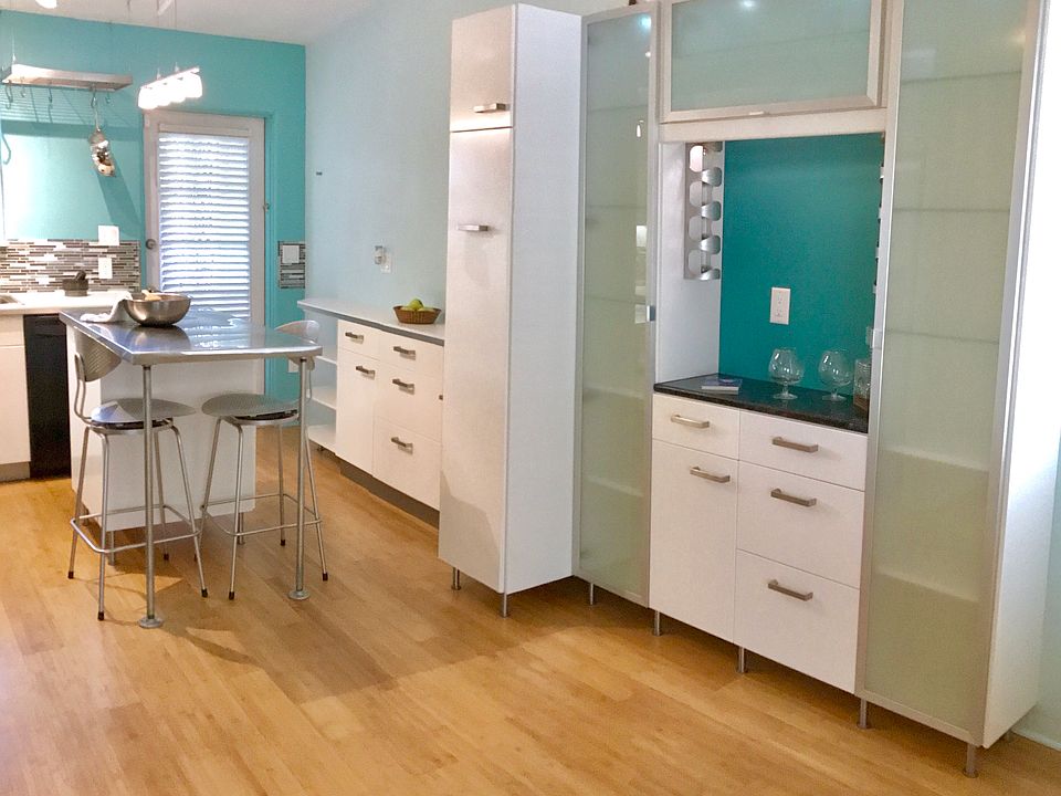 Built-in wet bar