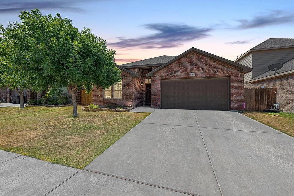 3 bed, 2.5 bath, 2214 sqft, $2,975 — Photo 2
