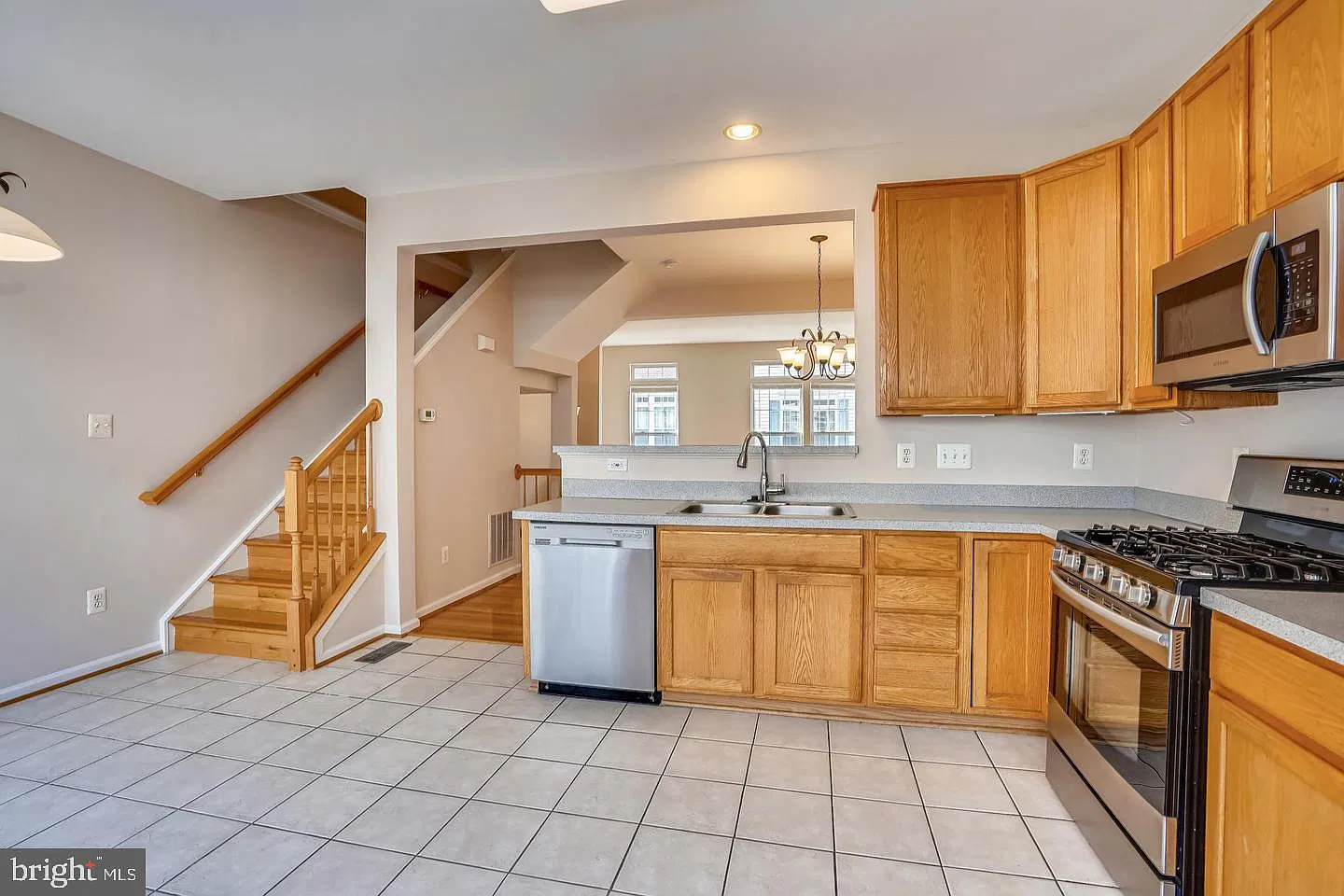 3 bed, 2.5 bath, 1548 sqft, $3,150 — Photo 3