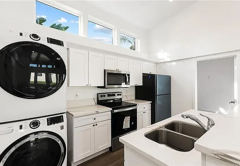 552 N Cambridge St — Photo 3