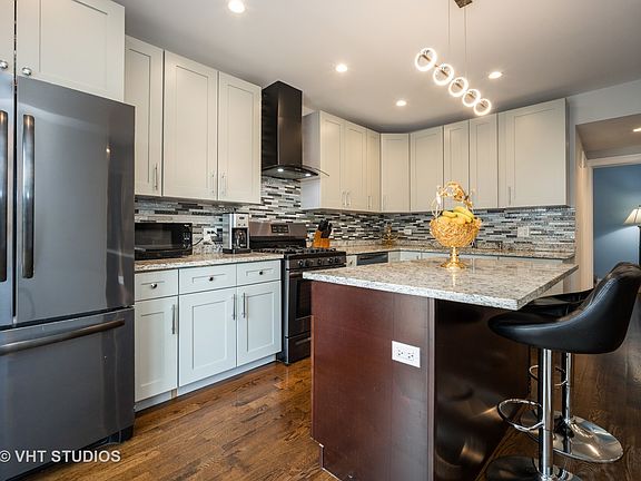 5th image of 3002 N Natoma Ave
