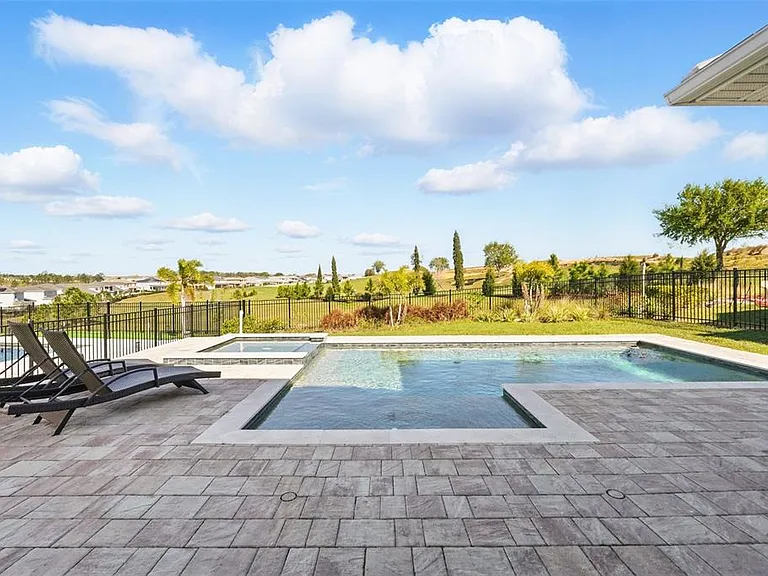 16008 Volterra Point — Photo 37